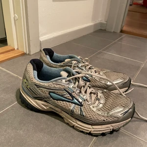 Träningsskor, 38,5 - Träningsskor storlek 38,5. Obs ganska slitna men har mkt kvar att ge!