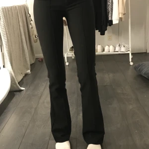 Kostymbyxor  - Superfina kostymbyxor köpa här på Plick, säljer dom då de tyvärr var för små :( passar någon med lite längre ben, jag är 174 & de går ända ner till backen för mig. Dock ganska små i storlek så skulle säga mer en 32-34. Kan skickas mot fraktkostnad💘