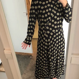 Klänning Zara, L - Klänning från Zara storlek L, använd en gång. 