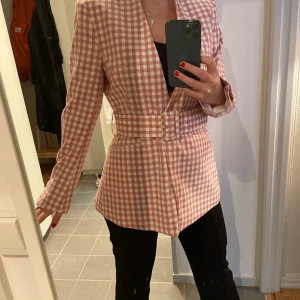 Kavaj från zara, M  - Rutig kavaj med skärp från Zara, aldrig använd - nyskick! Storlek M. 