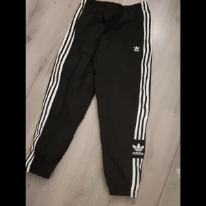 Adidas byxor - Helt oanvända! Små i storleken. Pris kan diskuteras vid snabb och smidig affär. Passar någon som har M.