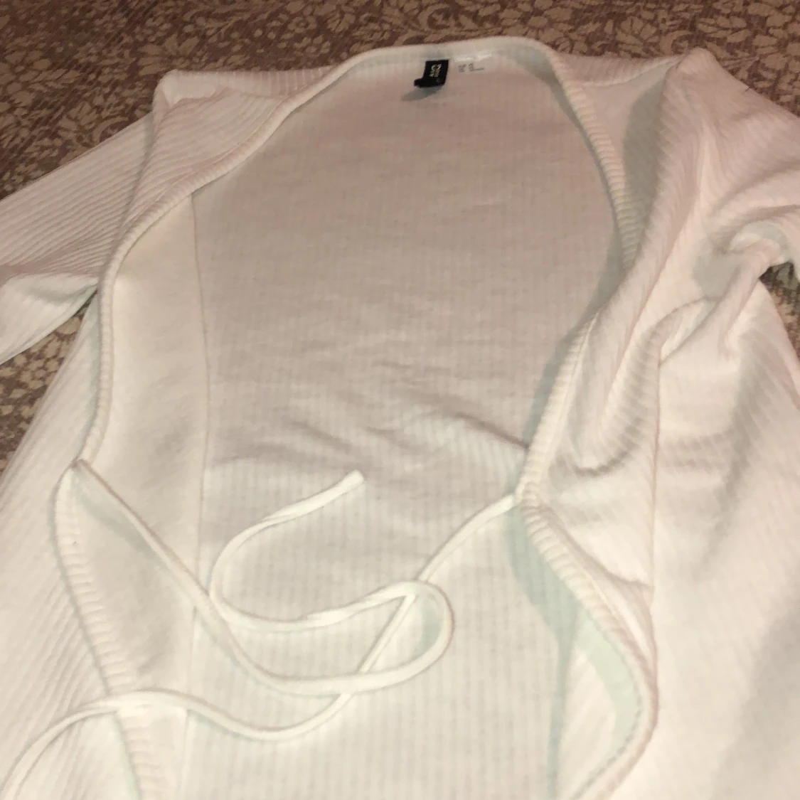 Vit kofta med knytbara snören - 90