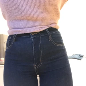 Levis mile high superskinny st 26 - Jag har bara använt byxorna 1 gång och så de är fina! Tröttnade på att de var raka hela vägen så klippte en egen slits. Jag köpte dem för 1200kr på Levis:)