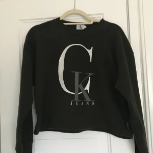 Calvin Klein  - Superfin vintage äkta Calvin Klein-tröja. Svart/ mörkt grön beroende på ljus. Storlek small. Frakt tillkommer eller hämta på söder i Stockholm💗