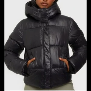 Dunjacka - Svart dunjacka från NLY trend i jättebra skick. Slutsåld online. BUD PÅ 650kr!