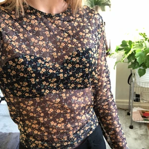  blommig tröja - Jättefin see through tröja från Carlings! Säljer för att den inte kommer till användning, storlek M men passar mig som är S! Nypris ca 250kr. Kan disskutera pris
