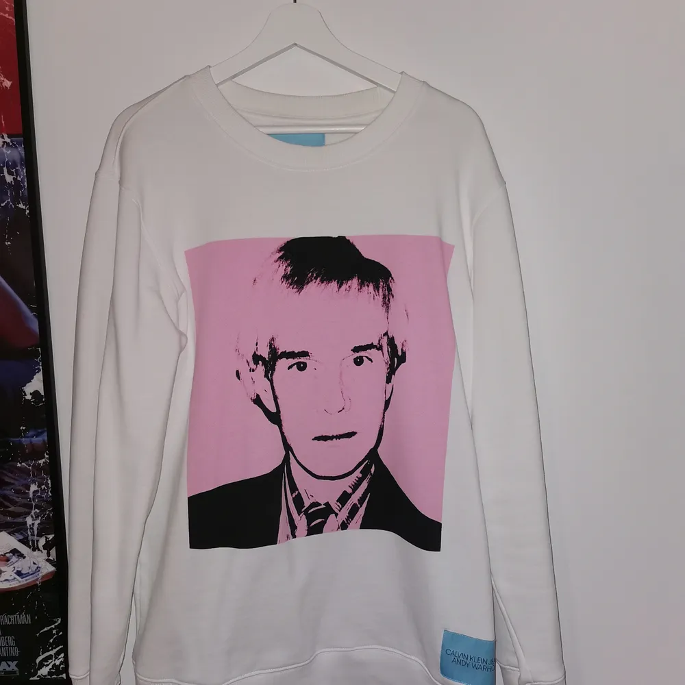 Säljer en sweatshirt från Calvin Klein i stl XL som jag slutat använda. I jätte bra skick och har en bild på Andy Warhol på framsidan. Skriv om intresserad :) . Tröjor & Koftor.