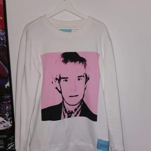Säljer en sweatshirt från Calvin Klein i stl XL som jag slutat använda. I jätte bra skick och har en bild på Andy Warhol på framsidan. Skriv om intresserad :) 