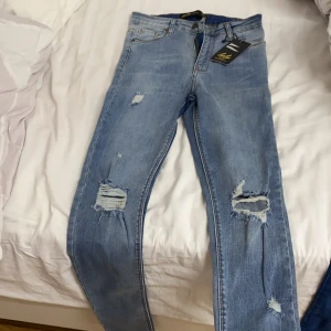 Byxor - Byxor med hål. Säljer eftersom dom är för små. Dom är inte använda.