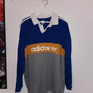 Adidas Rugby shirt - Säljer en rugbytröja av Adidas i stl XL som jag inte använder längre. Använt ett litet tag men är i jätte bra skick. Skriv om intresserad :) 