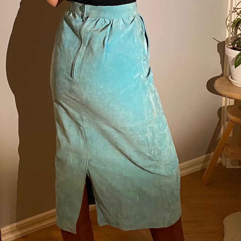 Unik turkos långkjol i äkta skinn (dvs väldigt bra kvalitet! Jättecool till ett par stövlar eller sandaler/klackar. Den stängs med dragkedja bak samt knapp, har även en slits bak nertill. Väldigt bra skick, knappt använd. Köpt på 80-talet i Danmark. . Kjolar.