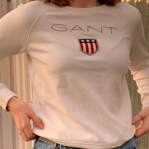 Gant sweatshirt - Gammal Gant tröja från kidsbrandstore i storlek 170 fast den passar någorlunda bra på mig som har M💗 Frakt runt 45 kronor, skriv för mer info!
