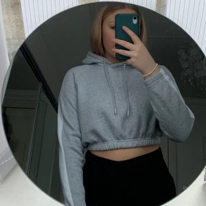 Croppad grå hoodie från Boohoo i strl xs/s - Grå hoodie från Boohoo i strl xs/s. Aldrig använd så den är i väldigt bra skick.