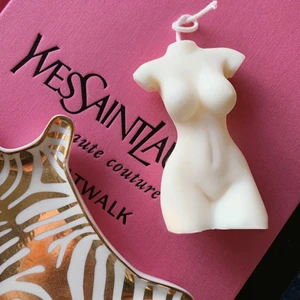 Åter i lager! Body candle soja made 9cm - Kan nu ta emot nya beställningar på dessa populära ljus. Leveranstid 7-11dagar. Gå gärna in på Moiishcofficial för mer uppdateringar. Say hi to our lily candle.🕯🤍🤎  Handmade vegan friendly candle made of soya 🕯 ▪️9cm hög och gjord av 100g soyavax och cirka 3h brinntid 🌟   🤍 69kr/st . Frakt 60kr spårbart .  Vill man skicka efter vikt så kan jag inte garantera att paketet kommer fram.  . Vill du tända ljuset se då till att ställa ljuset på ett säkert underlägg för att undvika spill.   🤍Sojavax är en förnybar miljövänlig produktion gjort på oljan från sojabönor. 