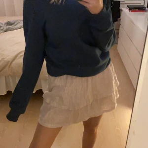 Kjol - Säljer min jättefina volang rosa/vita kjol från hm❤️ buda i kommentarerna om många är intresserade. 