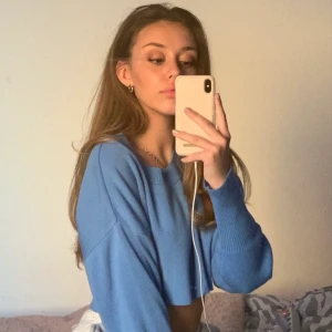 Crop top - Super snygg långärmad, blå croptop från Topshop! Frakt diskuteras vid köp (:   