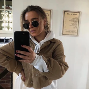 Manchesterjacka  - Beige croppad jacka i Manchester från Zara. Silverknappar som detalj🧡 jättefin jacka i gott skick säljer pga att jag inte får någon användning av den:( storlek medium, köparen står för frakten🧡