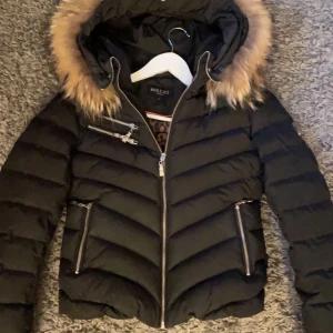 Hollies jacka  - Säljer denna hollies jacka i str 36, inget fel på den👍🏼💗 kort modell🥰