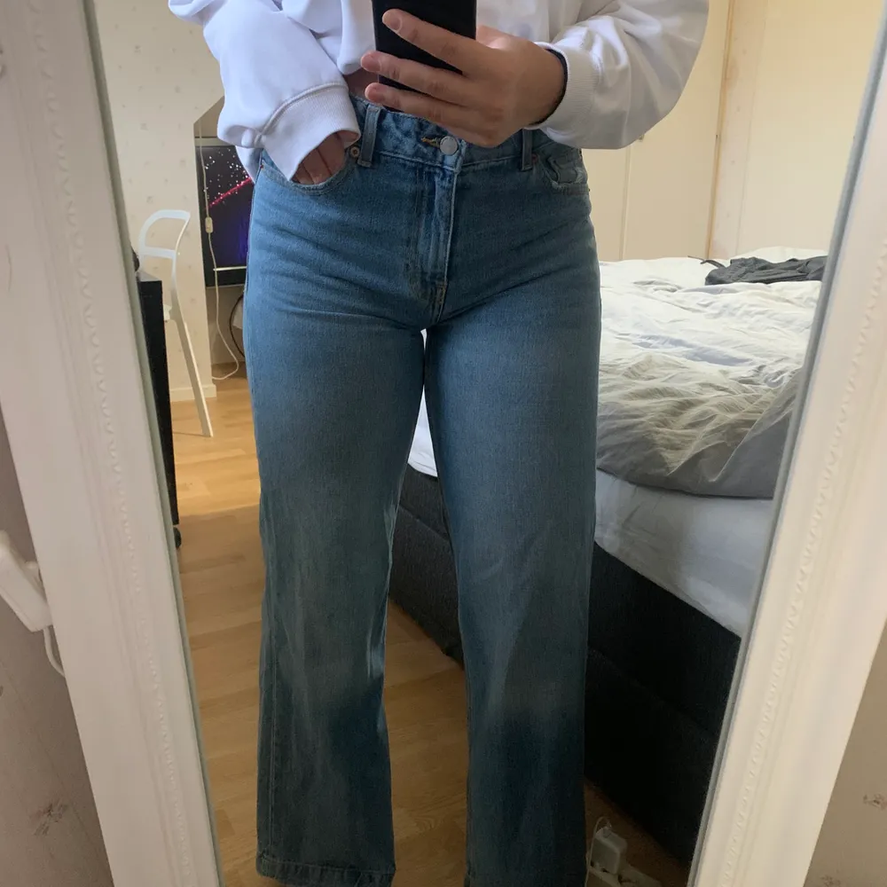 Använt 2 gånger pga att de är för små för mig. De är etr par raka blåa jeans och de är köpta för 600kr men säljer för halva priset, de är i bra skick!. Jeans & Byxor.