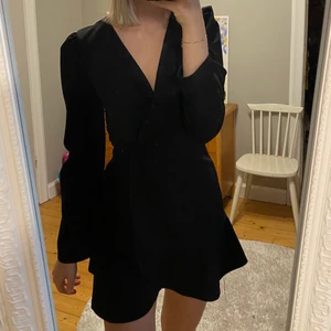 Kavaj - Jätte fin kavaj/kavajklännig från Zara. Lite tunnare material, knappar (se bild 2) och lite puffärmad. Tyvärr har den inte kommit till användning för mig då den blir för kort som klänning (jag är runt 173). Jättefint skick,  KÖPAREN STÅR FÖR FRAKTEN💝💝💝