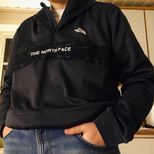 The North Face Hoodie - Träningshoodie från The North Face med prislappen kvar. Supervarm och mysig med tunnt material. Ganska stor och lång, passar jättebra tucked in🌟 Nypris 1100:-