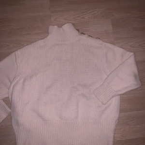 Stickad tjocktröja från zara - Tröja från zara, storlek S. Den är i större passform och jag har haft den i ett år. 