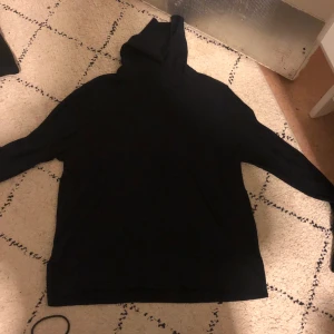 Marinblå polotröja - Tunt stickad marinblå polotröja från zara. Bra skick, använd få gånger. 