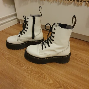 Dr Martens Jadon vita - Säljer mina skitsnygga vita Jadon Dr Martens skor! Knappt använda alls, i jättebra skick💕😊 säljer pga tyvärr för små för mig. Kan mötas upp i Stockholm!