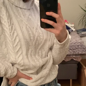 Stickad turtleneck  - Jättefin vit stickad tröja som tyvärr inte kommer till användning. Ganska lång, går att ha kortare. Bra skick! 🤍 (frakt tillkommer)