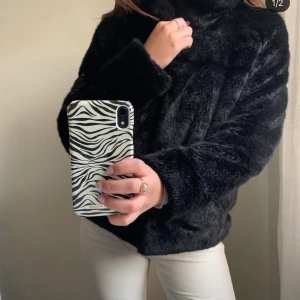 Fuskpäls jacka - Mysig och superskön jacka från Lindex. Snålt använd. Stängs med rejäla och bra knappar!