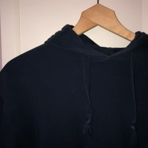 Marinblå Hoodie  - Marinblå Hoodie från nakd, bara använd 2 gånger. Storlek S. 