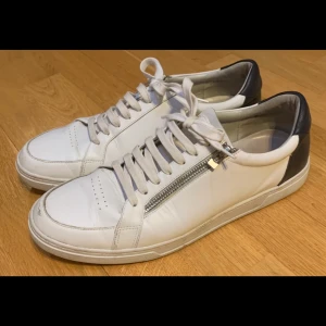 Tiger Of Sweden Low Top Zip Sneakers - Tiger Of Sweden low sneakers 44 men sitter som 45 Cond: 7/10, sparsamt använda men har tappat lite färg fram på vänstra skon (kan skicka fler bilder i PM) 700 kr (nypris var ~2200 iirc)