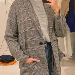 Kavaj / kappa Monki - En kavaj/kort kappa i grårutigt, strl S från monki 