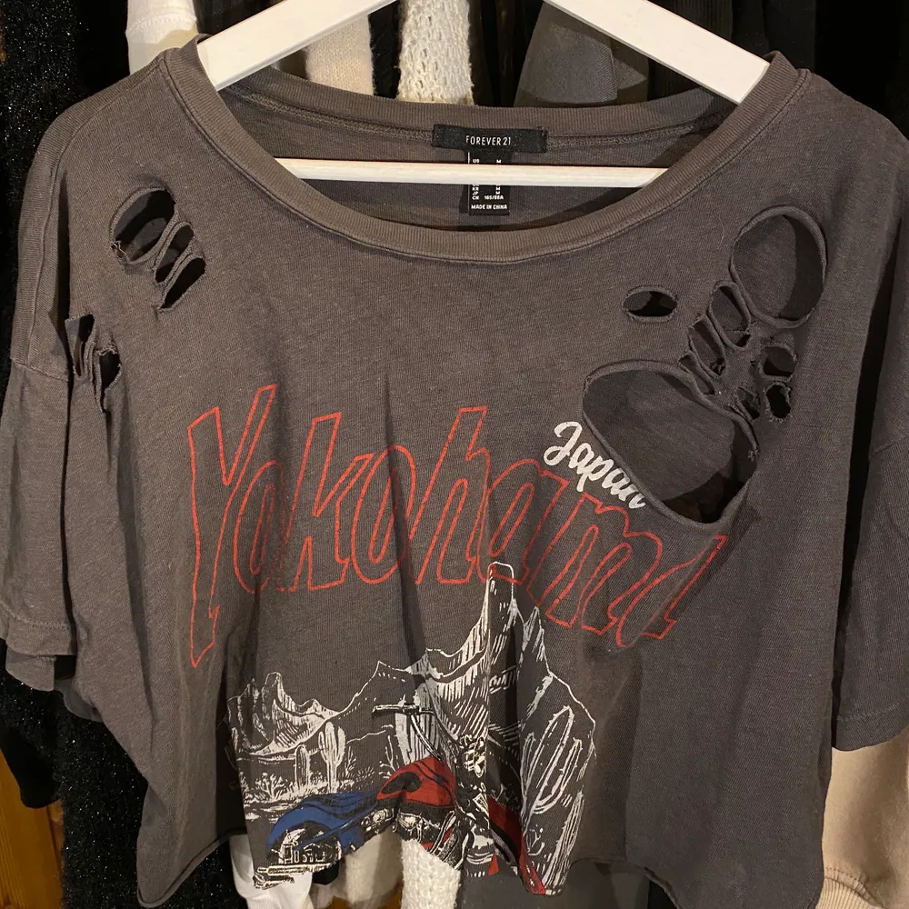 En skitcool t-shirt från Forever 21, köpt i New York. Var klippt sen lite kortare. Storlek M. T-shirts.