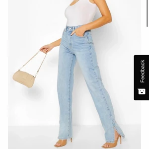 Straight leg split jeans  - Helt oanvända blåa jeans köpta på Boohoo. Dem är tyvärr alldeles för långa för mig, är 164. Storlek S. Frakt 63kr. Skriv om ni har frågor🥰