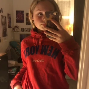 Röd hoodie  - Små skador, skriv privat för bättre bilder, utöver dom fett fin hoodie, oversized med luva och bara allmänt najs 