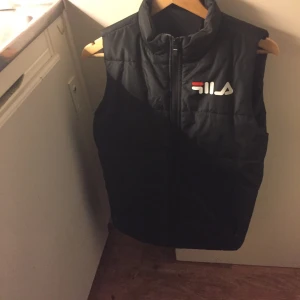 Fila väst - Fila väst, aldrig använd stl stor M el liten L