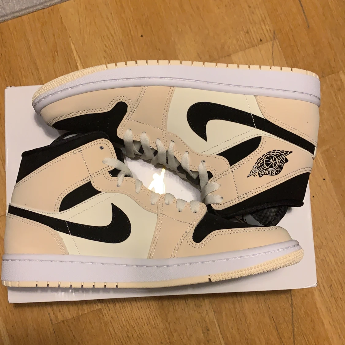 Jordan 1 Mid W Guava Ice 40,5 (US W9)