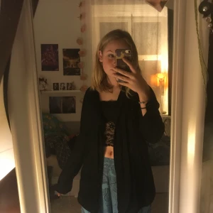 Skjorta  - As cool svart skjorta, lite tunnare i materialet och även lite genomskinlig. Ganska lång också, längre baktill 