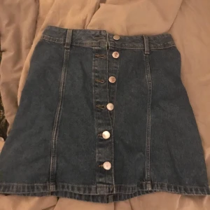 Jeanskjol - På mig är denna kjol för liten, i storlek 34, jag är 160cm ungefär och på mig ganska kort 