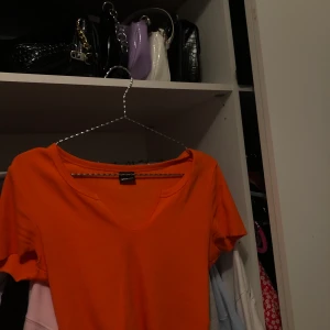 fin topp från gina tricot! - storlek: M väldigt bra skick  använt plagget max 4 gånger 40 kr 🤍