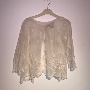 Blus  - En jättefin blus från Forever 21 i gått skick!! 