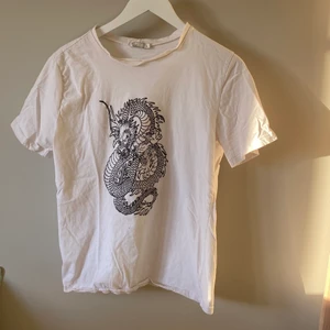 T-shirt - Använd 1 gång. Från Nelly. Storlek L men otroligt liten i storleken så skulle säga att den sitter som M 