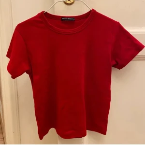 Brandy Melville tshirt - Röd söt tshirt från brandy Melville🍎💋 one size men den passar nog XS-M! Köparen står för frakt❤️