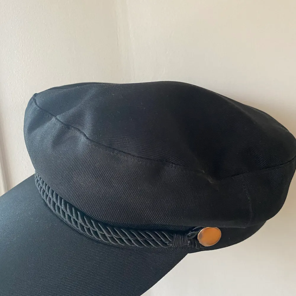 Säljer nu min Bakers Boy Hat i storlek M/L. Ursprungligen från H&M. Oanvänd och i mycket gott skick. . Accessoarer.