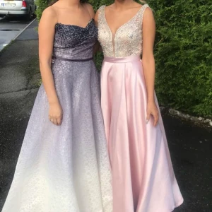 Festklänning till salu! - Säljer den lila klänningen till vänster. 