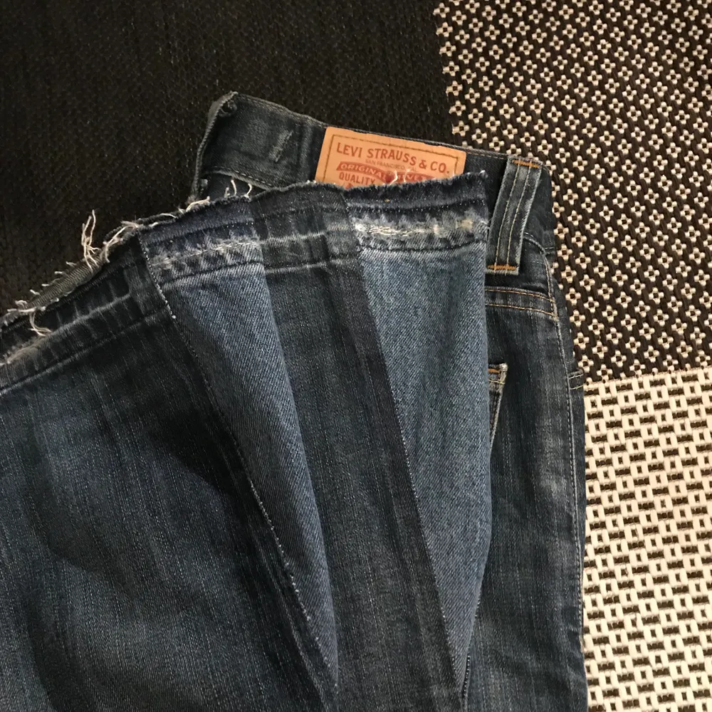 | 700sek | Sjuka Flare custom jeans ifrån Levi’s, size 32/32 (finns även andra jeans i andra storlekar inne som kan fixas på beställning, skriv ett medelande så löser vi något (Acne, Diesel, Levi’s m.m). Jeans & Byxor.