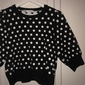 Prickig tröja i tjockt material med puffärmar  - Prickig tröja från zara o storlek m, tjockt material med lite puffiga ärmar. Sitter jättesnyggt! Använd en gång. 