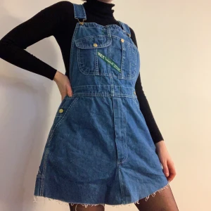 Hängelsklänning - Hängselklänning inköp på beyond retro. Skulle säga att den passar en medium. Frakt 63kr.