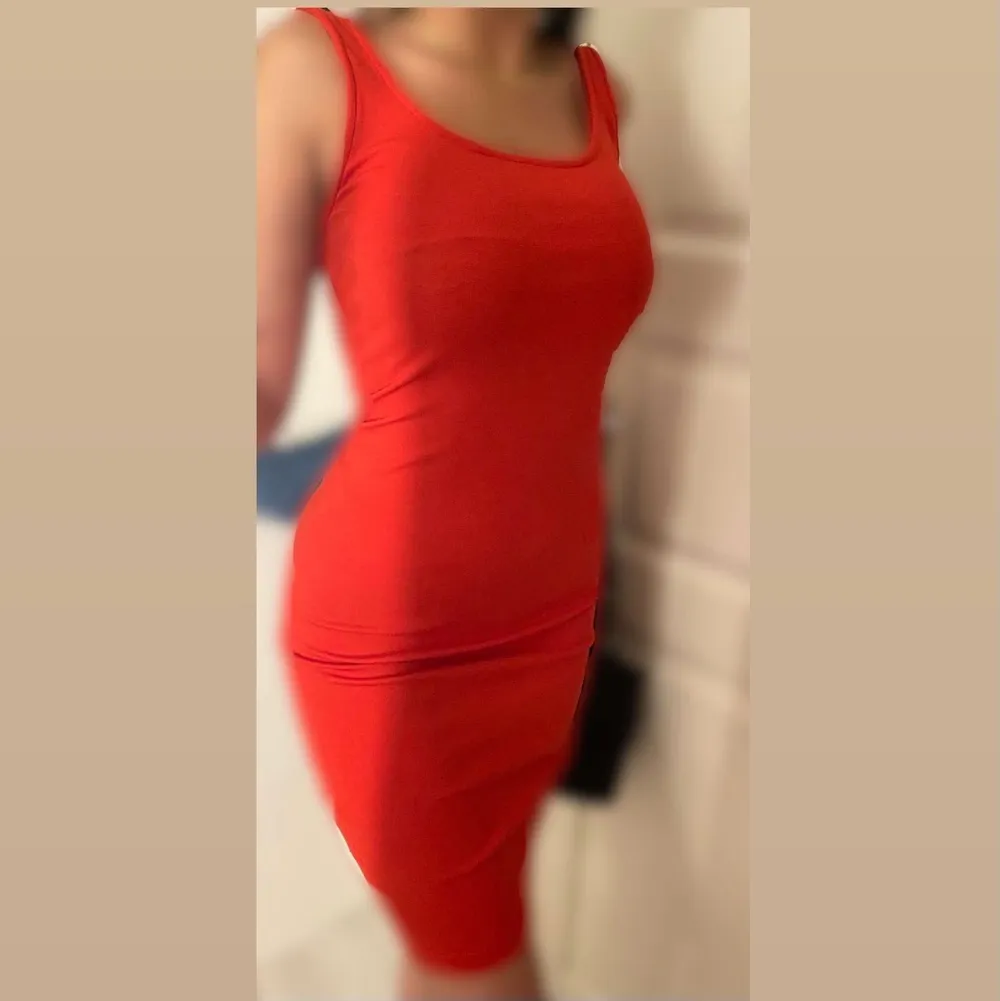 Säljer denna röda klänning i storlek S för 70kr. (KÖPAREN STÅR FÖR FRAKTEN). Klänningar.
